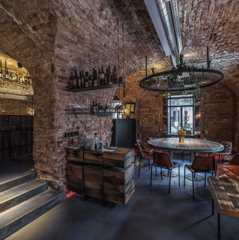 Winbar - small dining area with upholstered benches and framed pictures on the wall