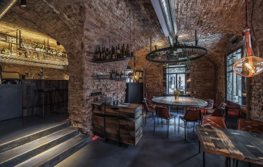 Winbar - small dining area with upholstered benches and framed pictures on the wall