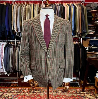 Tweed jacket on a mannequin against the backdrop of the classic assortment at Levkovsky Vintage