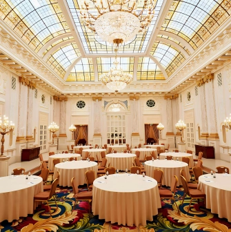 Banquet hall with a luxurious ceiling at the Fairmont Grand Hotel in Kyiv