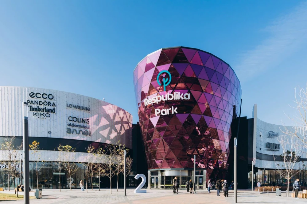 Respublika Park Kyiv exterior - The main entrance to the shopping center with a purple facade