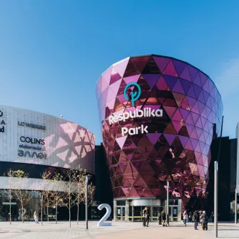 The main entrance to the Respublika Park shopping center with a purple facade in Kyiv