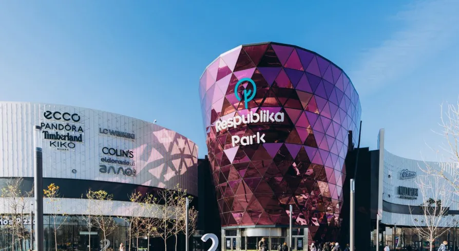 The main entrance to the Respublika Park shopping center with a purple facade in Kyiv
