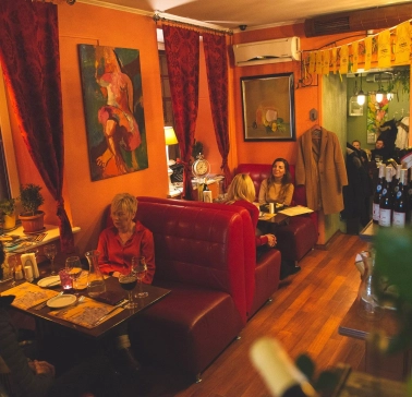 Très FRANÇAIS - classic interior with wooden furnishings and guests seated at tables