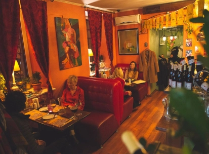 Très FRANÇAIS - classic interior with wooden furnishings and guests seated at tables