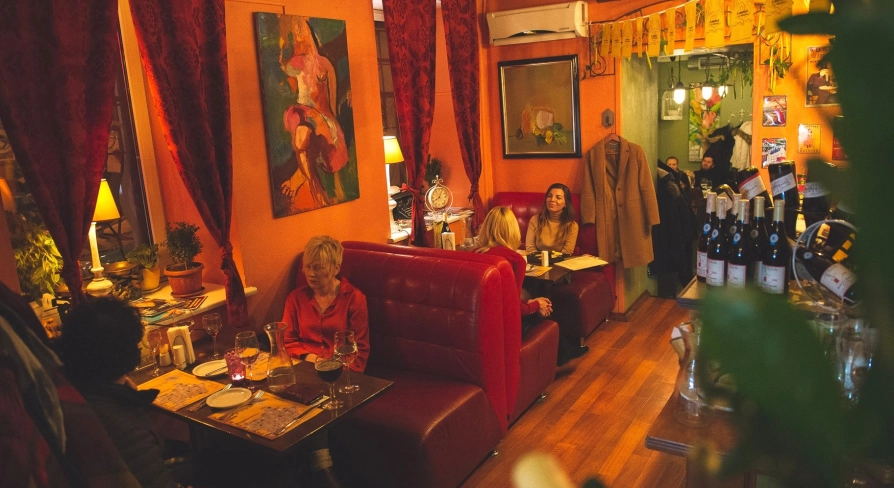 Très FRANÇAIS - classic interior with wooden furnishings and guests seated at tables