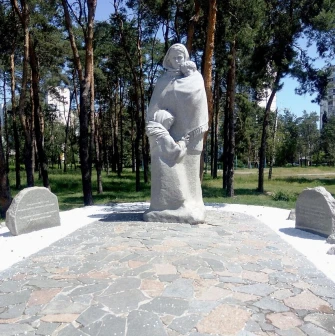 Peremoha Park in Kyiv - monument to the Widow Mother