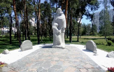 Peremoha Park in Kyiv - monument to the Widow Mother