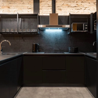 Globe Runner Hostel - clean, shared kitchen area