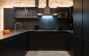 Globe Runner Hostel - clean, shared kitchen area