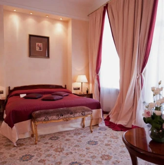 Hotel Opera – luxuriously lit hotel room with a work desk and a painting