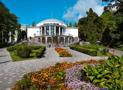 The central building of the Fomin Botanical Garden