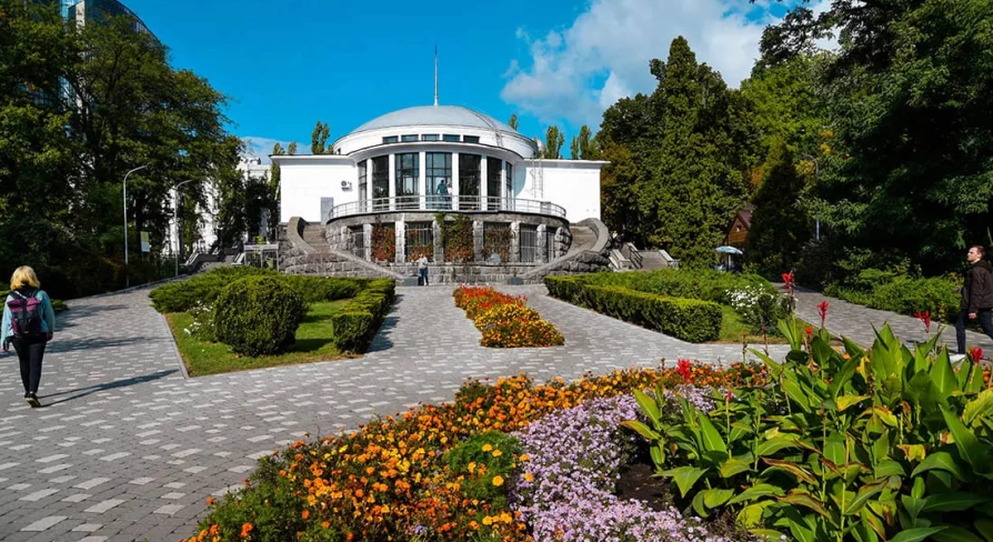The central building of the Fomin Botanical Garden