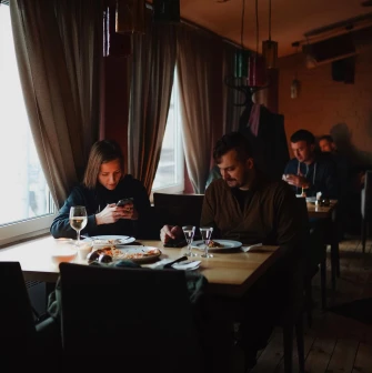 Restaurant Mama Focaccia & Papa Chacha - guests enjoying a meal at a window table