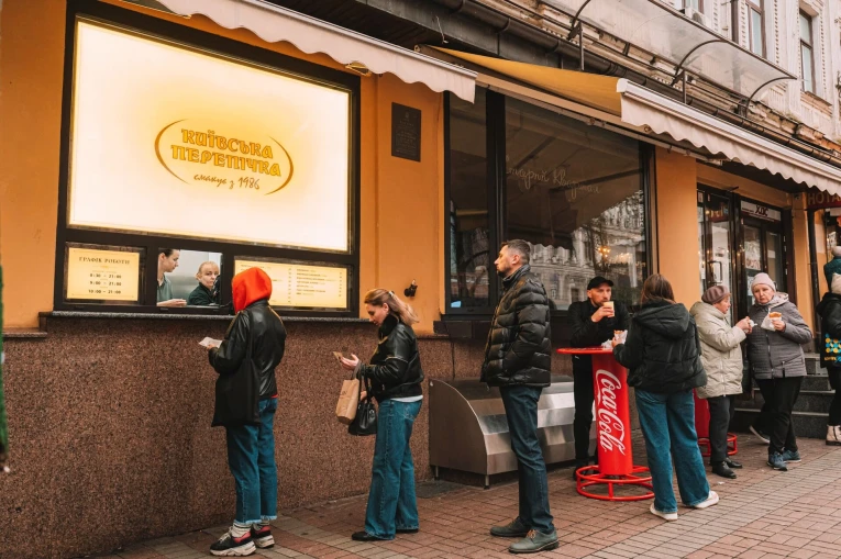 Kyivska Perepichka in Kyiv - people queue for hot fried dough