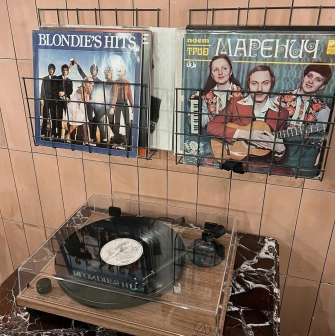 Spelta – record player and vinyl albums on wall adding vintage café vibe