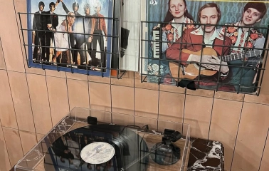 Spelta – record player and vinyl albums on wall adding vintage café vibe
