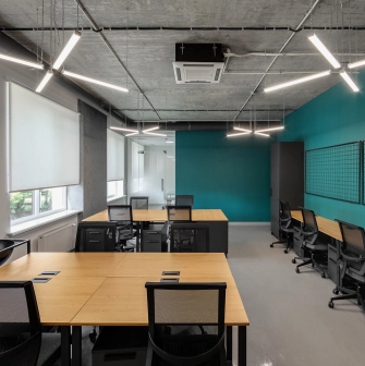 HUB 4.0 - bright, open-plan workspace with desks