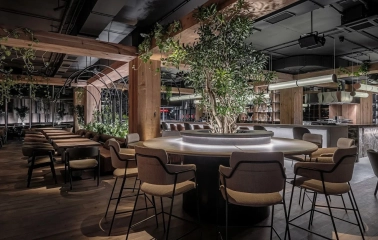 Par Bar - round table with tree in stylish restaurant interior
