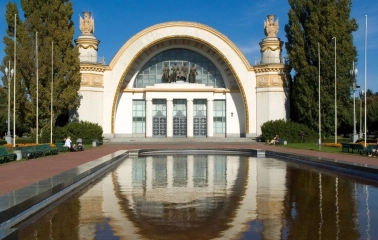 Pavilion with an arched facade on the territory of VDNKh in Kyiv