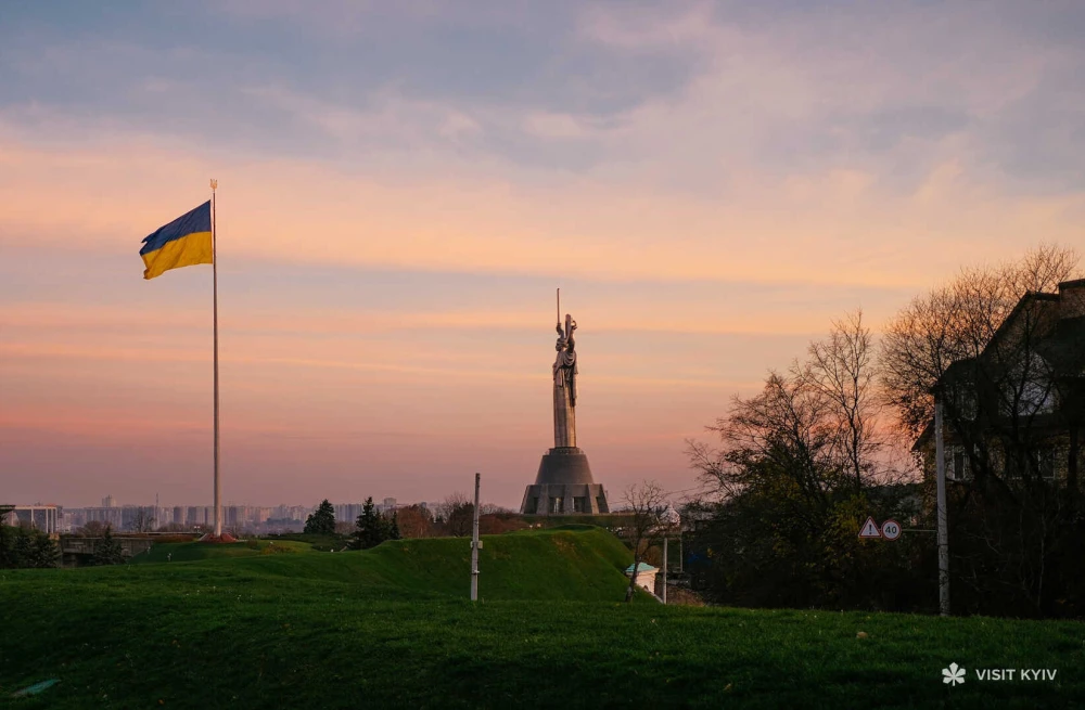 Panoramic view of flag and Motherland Monument