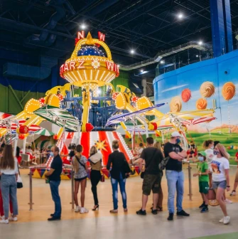 Космічні декорації та ігрові зони парку розваг Galaxy у Blockbuster Mall