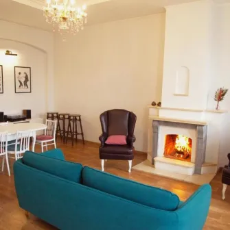 Living room with fireplace in the Kashtan guest house in Kyiv