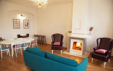 Living room with fireplace in the Kashtan guest house in Kyiv