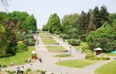 The central staircase with alleys and visitors in the Hryshko Botanical Garden