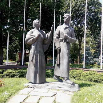 Peremoha Park in Kyiv - bronze sculpture depicting a woman saying goodbye to a soldier going to war