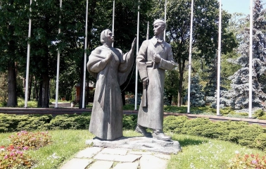 Peremoha Park in Kyiv - bronze sculpture depicting a woman saying goodbye to a soldier going to war
