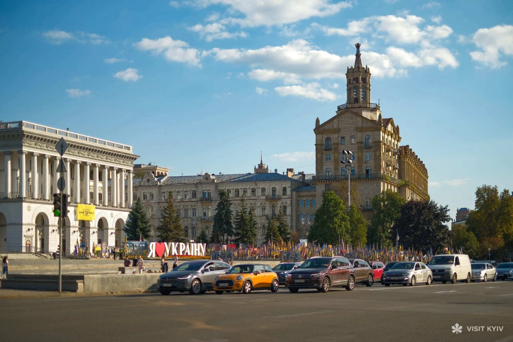 A convoy of vehicles near the Alley of Heroes on Independence Square.
