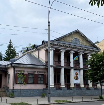 Muzei Ukrainskoi Diaspory in Kyiv - historic two-story manor with a pink facade and white columns