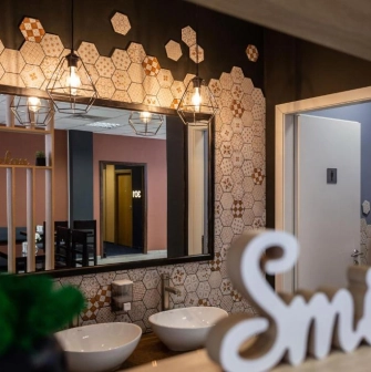 Kyiv Hostel - corridor with washbasins and passage to the toilet