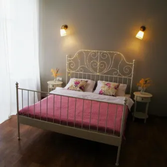 Double room with a decorative wrought iron bed at Kashtan Guest House in Kyiv