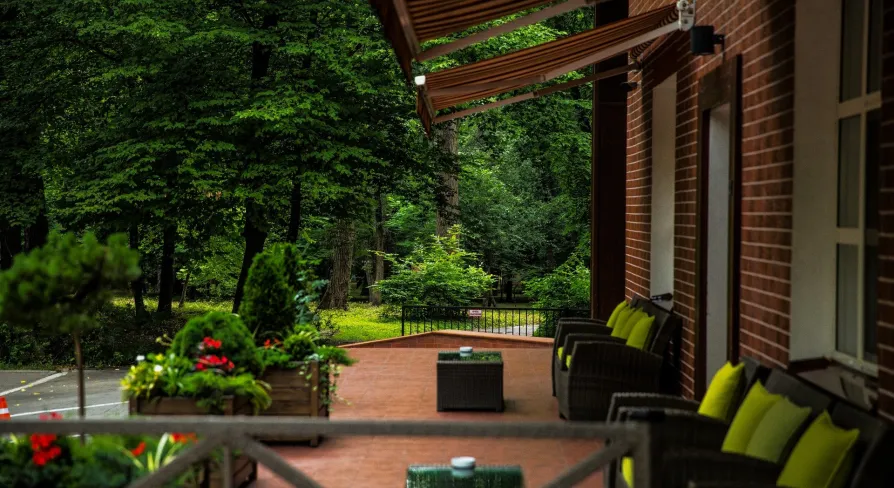 Park Hotel Holosievo - large outdoor terrace dining area overlooking a green park