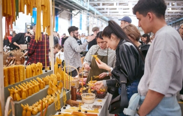 Buy handmade wax candles at the Kurazh market in Kyiv