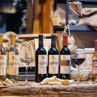 Khutorets na Dnipri – rustic wine collection with white, red and dessert wines, served with bread, nuts and cheese