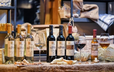 Khutorets na Dnipri – rustic wine collection with white, red and dessert wines, served with bread, nuts and cheese