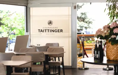 Світла тераса ресторану Lucky з брендованим оформленням Champagne Taittinger