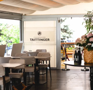 Світла тераса ресторану Lucky з брендованим оформленням Champagne Taittinger