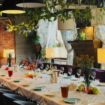 Restaurant Momenty - long banquet table set for a formal dinner with floral accents