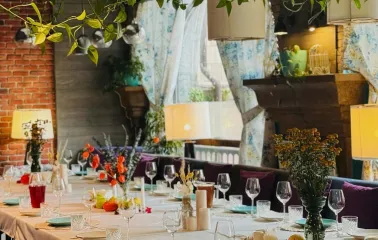 Restaurant Momenty - long banquet table set for a formal dinner with floral accents