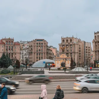 Independence Square in Kyiv - traffic passing the Lachin Gates and Globus dome