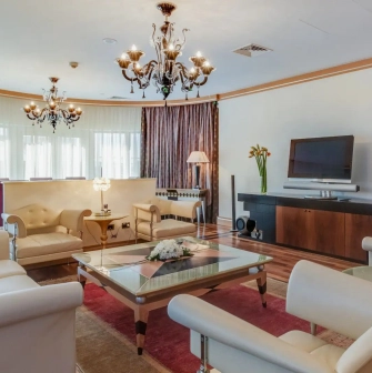 Hyatt Regency - luxurious room with a bunch of soft sofas