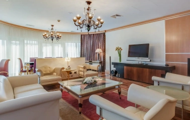 Hyatt Regency - luxurious room with a bunch of soft sofas