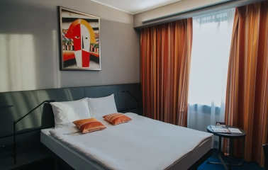Standard room at the Mercure Kyiv Congress Hotel with a king-size bed
