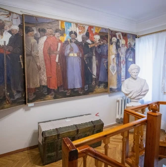 Muzei Hetmanstva in Kyiv - interior hall with a large impressive portrait of Ukrainian Cossacks and a statue of the Hetman