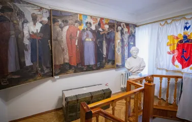Muzei Hetmanstva in Kyiv - interior hall with a large impressive portrait of Ukrainian Cossacks and a statue of the Hetman