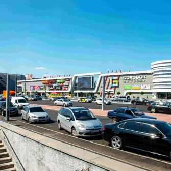 Gorodok Gallery in Kyiv - exterior view of the shopping mall building and busy street traffic